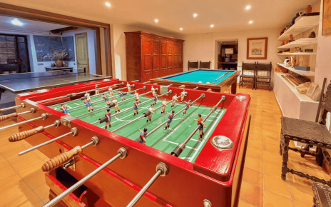 Game´s room with access to indoor heated pool